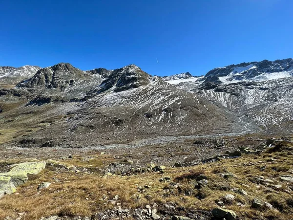 瑞士格里森州 Zernez Canton Grisons Kanton Graubuenden Schweiz Albula阿尔卑斯山山区和瑞士山区公路上方的岩石山峰上的初秋雪 — 图库照片