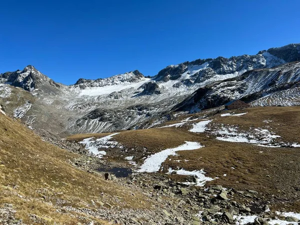 最初の秋の雪は アルブラ アルプスの山岳地帯とスイスの山岳道路の上の岩のピークにフレーラ フラパス グリソンのカントン スイス カントン グラウブデンゲン スイス — ストック写真