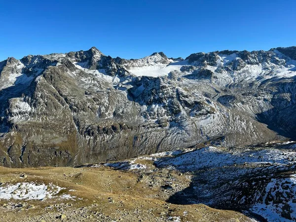 Primeiro Outono Neve Nos Picos Rochosos Área Montanhosa Dos Alpes — Fotografia de Stock
