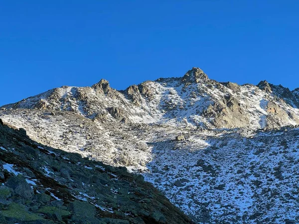 Première Neige Automne Sur Les Sommets Rocheux Dans Région Montagneuse — Photo