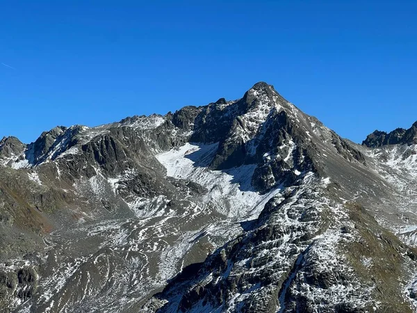 アルプスの岩の多い山のピークピズ サルーラ ピッチェン 3132 と高山の谷の上の最初の雪ヴァル グリアレッシュ ゼネス スイスのグリソンのカントン カントン グラウンデン — ストック写真