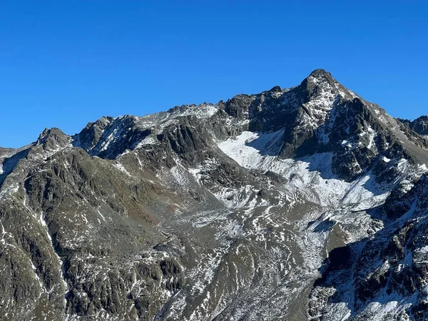 Pierwszy Śnieg Skalistym Szczycie Góry Piz Sarsura Pitschen 3132 Alpach — Zdjęcie stockowe