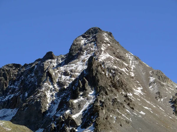 瑞士格瑞森州 Kanton Graubunden Schweiz 位于阿尔卑斯山阿尔卑斯山脉和高山谷Val Grialetsch上方的Piz Sarsura Pitschen 3132米 石峰上的第一场雪 — 图库照片
