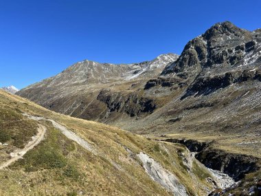 Alp Vadisi 'nin güzel sonbahar manzarası Val Grialetsch ve Albula Alp Dağları' ndaki Aua da Grialetsch nehri, Zernez Kantonu, İsviçre (Kanton Graubuenden, Schweiz)