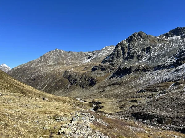 高山の谷の美しい秋のパノラマヴァルGrialetschとアルブラアルプスの山塊のストリームオーダGrialetsch グリソンのカントン スイス カントンGraubuenden スイス — ストック写真