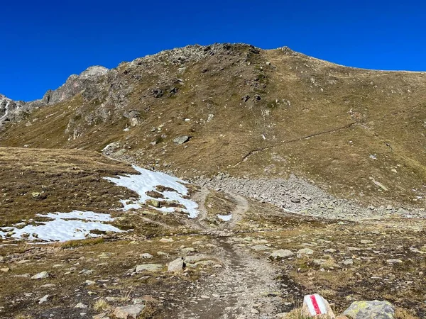在瑞士阿尔卑斯山阿尔卑斯山秋季环境中以及在瑞士格拉斯州Zernez Canton Grisons Kanton Graubuenden Schweiz 山区公路通过Fluela Fluelapass 上方的登山小径或登山路线 — 图库照片