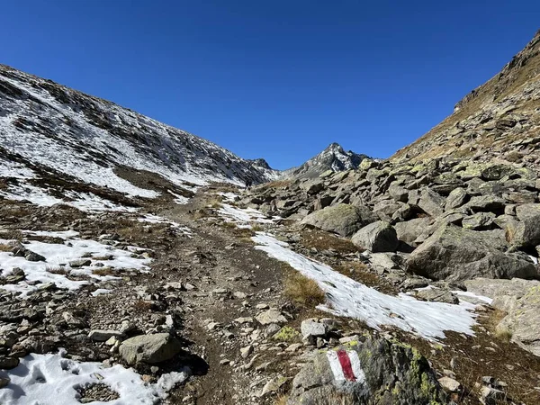 在瑞士阿尔卑斯山阿尔卑斯山秋季环境中以及在瑞士格拉斯州Zernez Canton Grisons Kanton Graubuenden Schweiz 山区公路通过Fluela Fluelapass 上方的登山小径或登山路线 — 图库照片