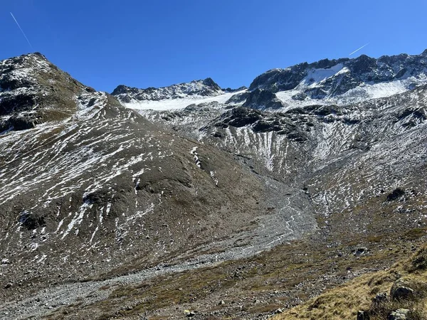 Dağ deresi Aua da Grialetsch Albula Alpleri 'nin güzel sonbahar manzarası Val Grialetsch, Zernez - Grisonlar Kantonu, İsviçre (Kanton Graubuenden, Schweiz)