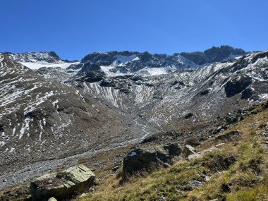 Albula Alp Dağları 'ndaki Vardet da Grialetsch buzulundan geriye kalan sonbahar kalıntıları, Zernez - İsviçre Grison Kantonu (Kanton Graubuenden, Schweiz)