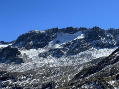 Albula Alp Dağları 'ndaki Vardet da Grialetsch buzulundan geriye kalan sonbahar kalıntıları, Zernez - İsviçre Grison Kantonu (Kanton Graubuenden, Schweiz)
