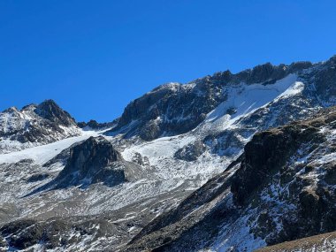 Albula Alp Dağları 'ndaki Vardet da Grialetsch buzulundan geriye kalan sonbahar kalıntıları, Zernez - İsviçre Grison Kantonu (Kanton Graubuenden, Schweiz)