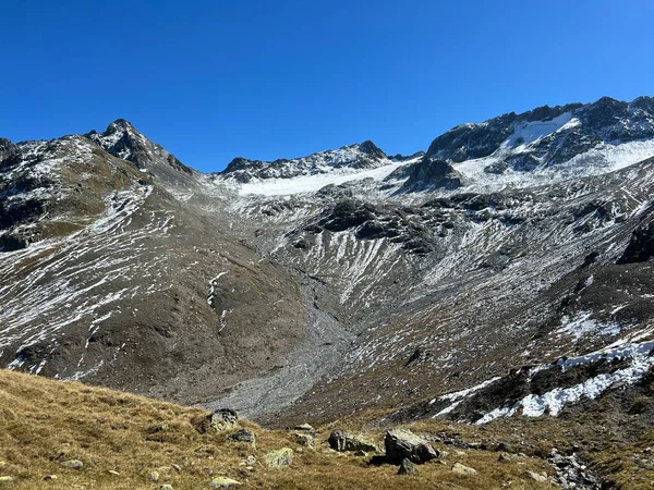 アルブラ アルプス山塊の中のアルプス氷河Vardet Grialetschの初秋の遺跡 ツェルネス スイス グリゾンスのカントン カントン グラウブデンゲン スイス — ストック写真