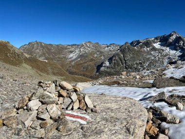 Albula Alpleri 'nin dağlık kesiminde ve İsviçre dağ yolu üzerindeki Fluela (Fluelapass), Zernez - Grisonlar Kantonu, İsviçre (Kanton Graubuenden, Schweiz)