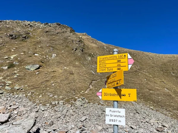 알불라 알프스의 스위스 알프스 지대에 표지판 표시들 라파스 그리스의 스위스 — 스톡 사진