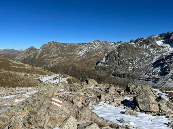 アルプスの山岳地帯やスイスの山岳道路の上の山岳地帯でのアルパイン登山の標識やマーキングは フレーラ フラパス グリソンのカントン スイス カントン グラウブデンゲン スイス — ストック写真