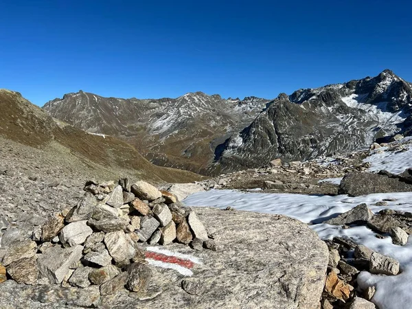 アルプスの山岳地帯やスイスの山岳道路の上の山岳地帯でのアルパイン登山の標識やマーキングは フレーラ フラパス グリソンのカントン スイス カントン グラウブデンゲン スイス — ストック写真