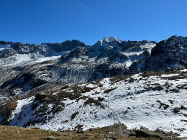 İsviçre 'nin muhteşem dağ kütlesi Abula Alpleri' nin, Zernez 'in, İsviçre' nin Grisonbahar karlarının erimesi (Kanton Graubuenden, Schweiz)