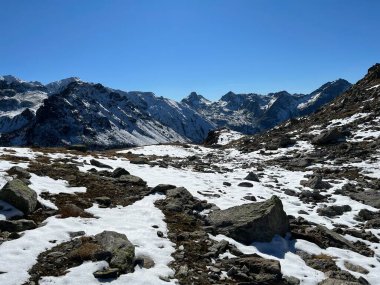 İsviçre 'nin muhteşem dağ kütlesi Abula Alpleri' nin, Zernez 'in, İsviçre' nin Grisonbahar karlarının erimesi (Kanton Graubuenden, Schweiz)