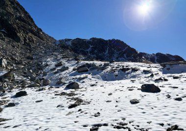 İsviçre 'nin muhteşem dağ kütlesi Abula Alpleri' nin, Zernez 'in, İsviçre' nin Grisonbahar karlarının erimesi (Kanton Graubuenden, Schweiz)