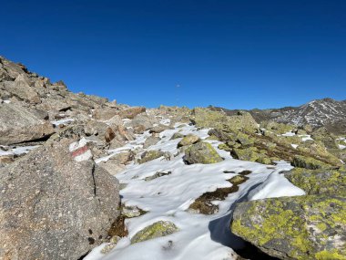 İsviçre 'nin muhteşem dağ kütlesi Abula Alpleri' nin, Zernez 'in, İsviçre' nin Grisonbahar karlarının erimesi (Kanton Graubuenden, Schweiz)