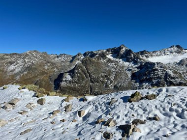 İsviçre 'nin muhteşem dağ kütlesi Abula Alpleri' nin, Zernez 'in, İsviçre' nin Grisonbahar karlarının erimesi (Kanton Graubuenden, Schweiz)