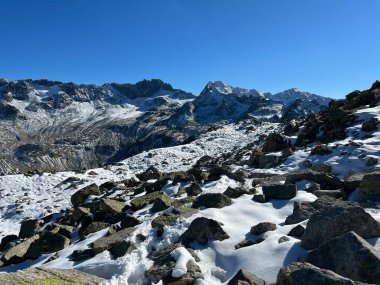 İsviçre 'nin muhteşem dağ kütlesi Abula Alpleri' nin, Zernez 'in, İsviçre' nin Grisonbahar karlarının erimesi (Kanton Graubuenden, Schweiz)