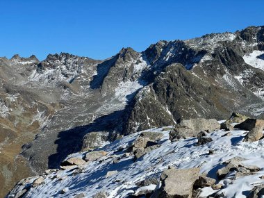 İsviçre 'nin muhteşem dağ kütlesi Abula Alpleri' nin, Zernez 'in, İsviçre' nin Grisonbahar karlarının erimesi (Kanton Graubuenden, Schweiz)