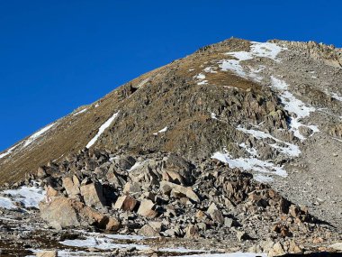 İsviçre 'nin muhteşem dağ kütlesi Abula Alpleri' nin, Zernez 'in, İsviçre' nin Grisonbahar karlarının erimesi (Kanton Graubuenden, Schweiz)