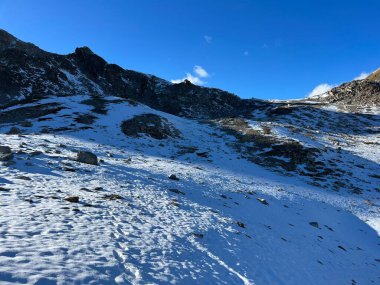 İsviçre 'nin muhteşem dağ kütlesi Abula Alpleri' nin, Zernez 'in, İsviçre' nin Grisonbahar karlarının erimesi (Kanton Graubuenden, Schweiz)