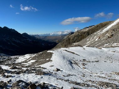 İsviçre 'nin muhteşem dağ kütlesi Abula Alpleri' nin, Zernez 'in, İsviçre' nin Grisonbahar karlarının erimesi (Kanton Graubuenden, Schweiz)