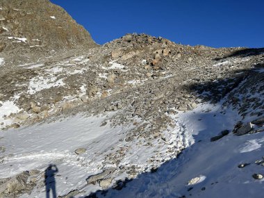 İsviçre 'nin muhteşem dağ kütlesi Abula Alpleri' nin, Zernez 'in, İsviçre' nin Grisonbahar karlarının erimesi (Kanton Graubuenden, Schweiz)