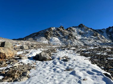 İsviçre 'nin muhteşem dağ kütlesi Abula Alpleri' nin, Zernez 'in, İsviçre' nin Grisonbahar karlarının erimesi (Kanton Graubuenden, Schweiz)