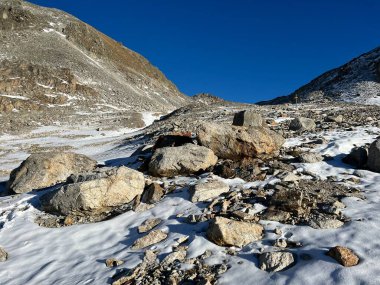 İsviçre 'nin muhteşem dağ kütlesi Abula Alpleri' nin, Zernez 'in, İsviçre' nin Grisonbahar karlarının erimesi (Kanton Graubuenden, Schweiz)