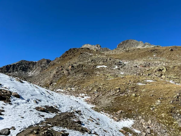 スイスの山塊アブラアルプスの素晴らしい環境での新鮮な秋の雪の融解 スイス グリソンのカントン カントン グラウビュエンデン スイス — ストック写真