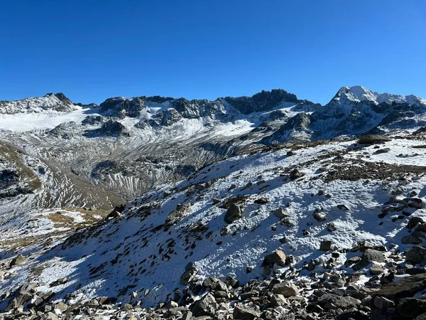 Fonte Neige Fraîche Automne Dans Merveilleux Environnement Massif Montagneux Suisse — Photo