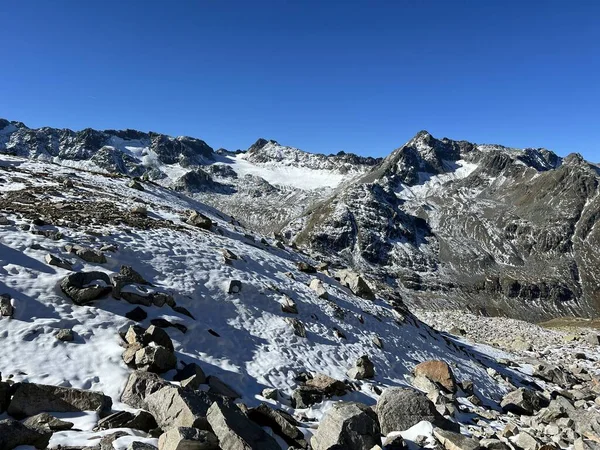 Таяние Свежего Осеннего Снега Прекрасной Окружающей Среде Швейцарского Горного Массива — стоковое фото