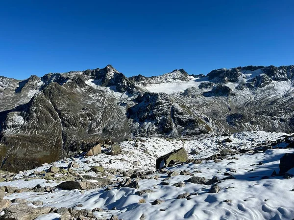Fonte Neige Fraîche Automne Dans Merveilleux Environnement Massif Montagneux Suisse — Photo