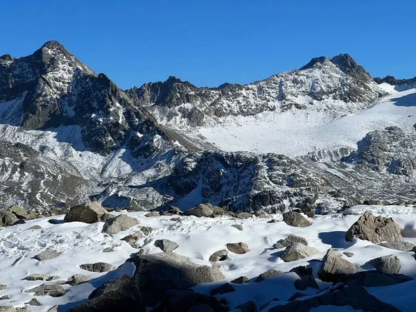 Scioglimento Della Neve Fresca Autunnale Nel Meraviglioso Ambiente Del Massiccio — Foto Stock