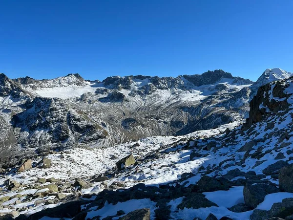 Topienie Świeżego Jesiennego Śniegu Wspaniałym Otoczeniu Szwajcarskiego Masywu Górskiego Abula — Zdjęcie stockowe