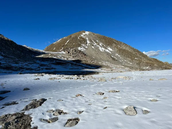 Scioglimento Della Neve Fresca Autunnale Nel Meraviglioso Ambiente Del Massiccio — Foto Stock