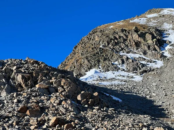 Derretimiento Nieve Fresca Otoño Maravilloso Entorno Del Macizo Montañoso Suizo —  Fotos de Stock