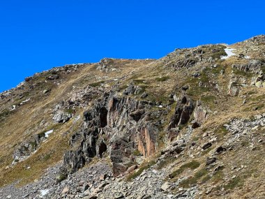 Albula Alpleri ve İsviçre dağ yolu üzerindeki sonbahar Alp dağlarında kayalar ve taşlar Fluela (Fluelapass), Zernez - Grisonlar Kantonu, İsviçre (Kanton Graubuenden, Schweiz)