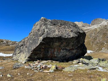 Albula Alpleri ve İsviçre dağ yolu üzerindeki sonbahar Alp dağlarında kayalar ve taşlar Fluela (Fluelapass), Zernez - Grisonlar Kantonu, İsviçre (Kanton Graubuenden, Schweiz)