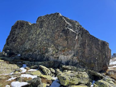 Albula Alpleri ve İsviçre dağ yolu üzerindeki sonbahar Alp dağlarında kayalar ve taşlar Fluela (Fluelapass), Zernez - Grisonlar Kantonu, İsviçre (Kanton Graubuenden, Schweiz)