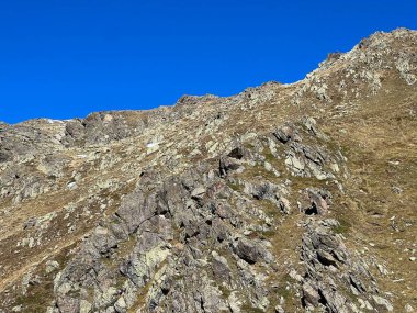 Albula Alpleri ve İsviçre dağ yolu üzerindeki sonbahar Alp dağlarında kayalar ve taşlar Fluela (Fluelapass), Zernez - Grisonlar Kantonu, İsviçre (Kanton Graubuenden, Schweiz)