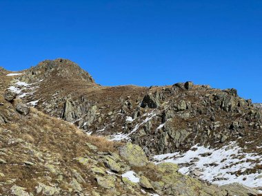 Albula Alpleri ve İsviçre dağ yolu üzerindeki sonbahar Alp dağlarında kayalar ve taşlar Fluela (Fluelapass), Zernez - Grisonlar Kantonu, İsviçre (Kanton Graubuenden, Schweiz)