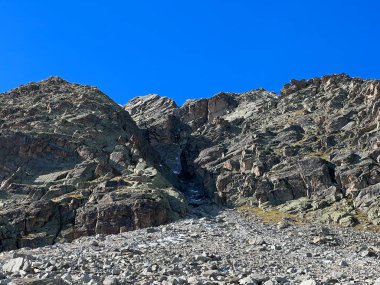 Albula Alpleri ve İsviçre dağ yolu üzerindeki sonbahar Alp dağlarında kayalar ve taşlar Fluela (Fluelapass), Zernez - Grisonlar Kantonu, İsviçre (Kanton Graubuenden, Schweiz)