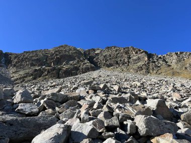 Albula Alpleri ve İsviçre dağ yolu üzerindeki sonbahar Alp dağlarında kayalar ve taşlar Fluela (Fluelapass), Zernez - Grisonlar Kantonu, İsviçre (Kanton Graubuenden, Schweiz)