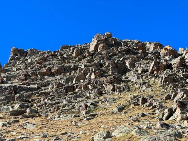 Albula Alpleri ve İsviçre dağ yolu üzerindeki sonbahar Alp dağlarında kayalar ve taşlar Fluela (Fluelapass), Zernez - Grisonlar Kantonu, İsviçre (Kanton Graubuenden, Schweiz)