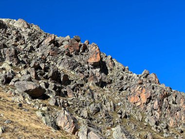 Albula Alpleri ve İsviçre dağ yolu üzerindeki sonbahar Alp dağlarında kayalar ve taşlar Fluela (Fluelapass), Zernez - Grisonlar Kantonu, İsviçre (Kanton Graubuenden, Schweiz)